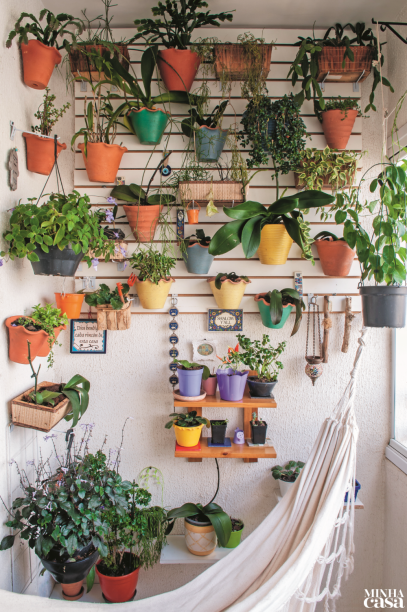 Jardinagem e faça você mesmo são duas grandes paixões da professora aposentada Lídia Grinbergas. Munida de furadeira, vasos, tábuas de madeira, itens coloridos e muita criatividade, ela colocou a mão na massa para montar seu terraço com todo capricho.