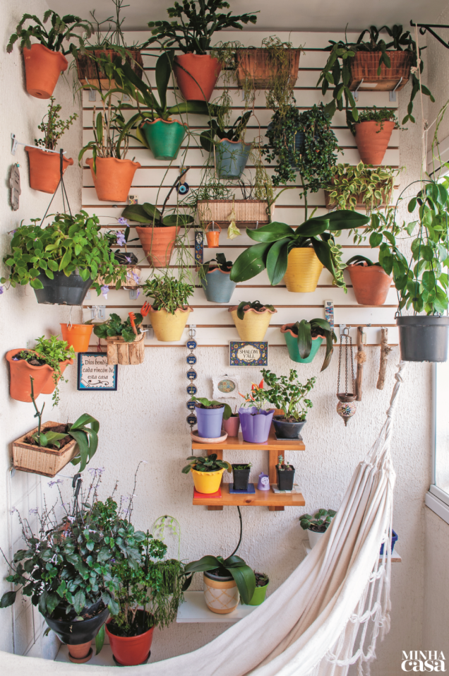 Jardinagem e faça você mesmo são duas grandes paixões da professora aposentada Lídia Grinbergas. Munida de furadeira, vasos, tábuas de madeira, itens coloridos e muita criatividade, ela colocou a mão na massa para montar seu terraço com todo capricho. Jardinagem e faça você mesmo são duas grandes paixões da professora aposentada Lídia Grinbergas. Munida de furadeira, vasos, tábuas de madeira, itens coloridos e muita criatividade, ela colocou a mão na massa para montar seu terraço com todo capricho.
