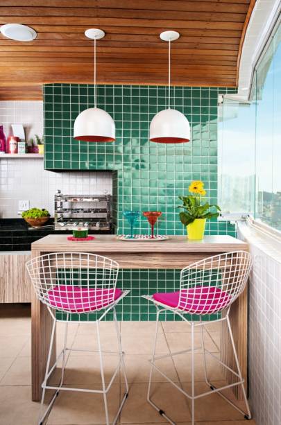 <span>O ponto de partida do projeto foi a marcenaria, que sempre salva a pátria quando os centímetros são contados. A fim de aproveitar bem a área sem estourar o orçamento, a estratégia da arquiteta foi desenhar e mandar executar sob medida somente as peças-chave – gabinete, prateleira, bancada e balcão. Projeto da arquiteta Marcy Ricciardi.</span> <span>O ponto de partida do projeto foi a marcenaria, que sempre salva a pátria quando os centímetros são contados. A fim de aproveitar bem a área sem estourar o orçamento, a estratégia da arquiteta foi desenhar e mandar executar sob medida somente as peças-chave – gabinete, prateleira, bancada e balcão. Projeto da arquiteta Marcy Ricciardi.</span>