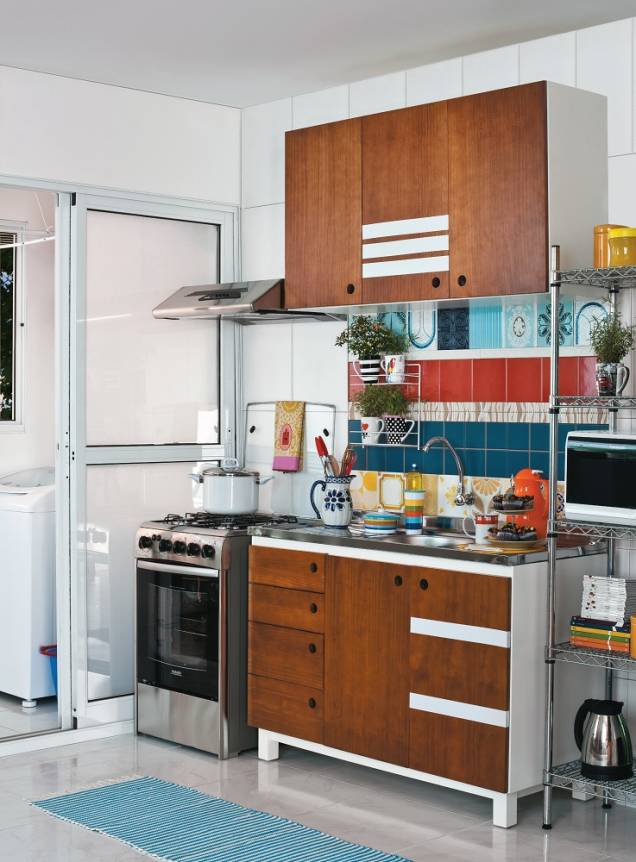 <span>Porções lúdicas de vermelho, azul, amarelo e laranja formam a alegre paleta de cores definida pelo designer de interiores Fabio Galeazzo. Bem dosadas, as nuances vibrantes não pesam na decoração, que tem como base a mistura de superfícies brancas, cromadas e de madeira. </span> <span>Porções lúdicas de vermelho, azul, amarelo e laranja formam a alegre paleta de cores definida pelo designer de interiores Fabio Galeazzo. Bem dosadas, as nuances vibrantes não pesam na decoração, que tem como base a mistura de superfícies brancas, cromadas e de madeira. </span>