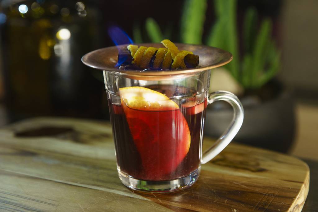 Vinho quente com xarope de laranja Vinho quente com xarope de laranja