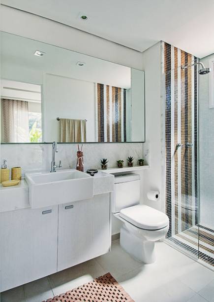 Para facilitar a visitação no banheiro, o truque foi instalar um boxe de vidro fixo do tipo para-ducha, sem porta. Para facilitar a visitação no banheiro, o truque foi instalar um boxe de vidro fixo do tipo para-ducha, sem porta.