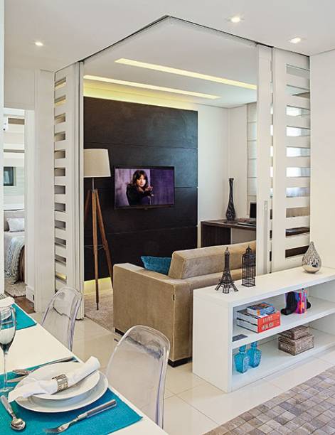 A sala de TV é separada do restante da ala social apenas por um sistema de portas deslizantes em L A sala de TV é separada do restante da ala social apenas por um sistema de portas deslizantes em L
