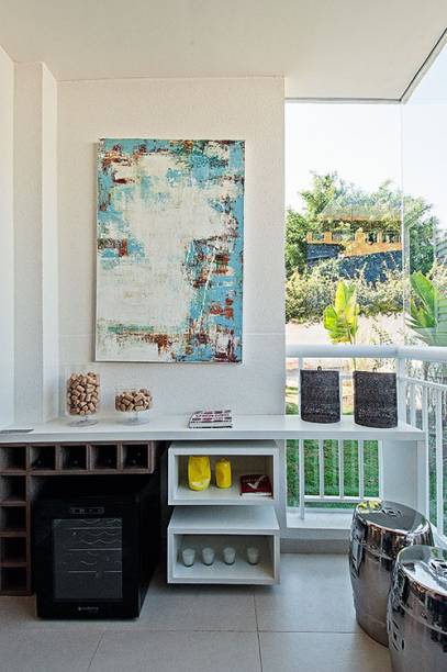 Os espaços com usos diferentes são visualmente bem delimitados, o que reforça a ideia de um apartamento bem organizado e funcional. Os espaços com usos diferentes são visualmente bem delimitados, o que reforça a ideia de um apartamento bem organizado e funcional.