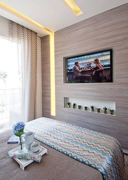 Móveis e acessórios foram pensados com capricho, porém, o ponto alto do dormitório é o projeto de iluminação com rasgos no forro de gesso do teto e no painel de MDF da parede em frente à cama. Móveis e acessórios foram pensados com capricho, porém, o ponto alto do dormitório é o projeto de iluminação com rasgos no forro de gesso do teto e no painel de MDF da parede em frente à cama.