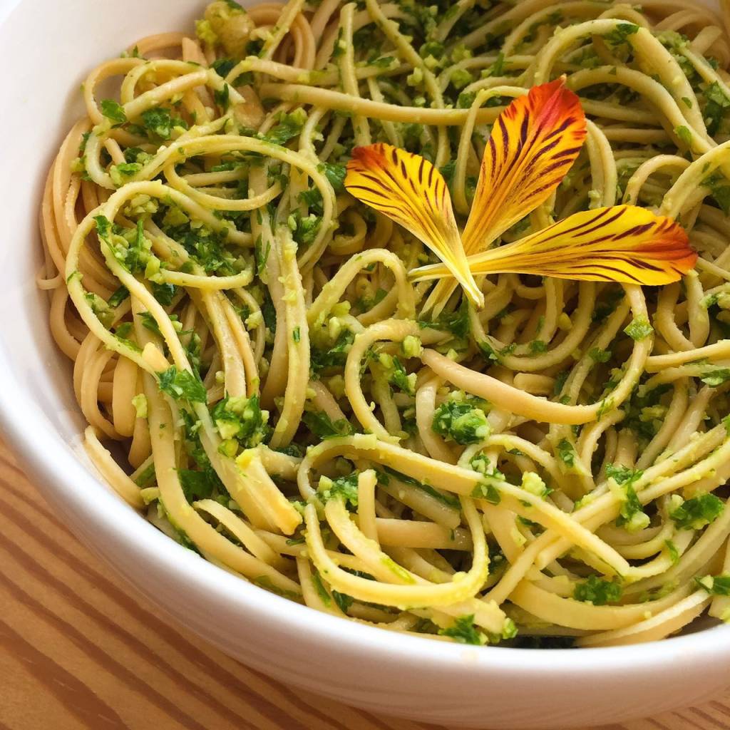 Aprenda a fazer um molho pesto proteico