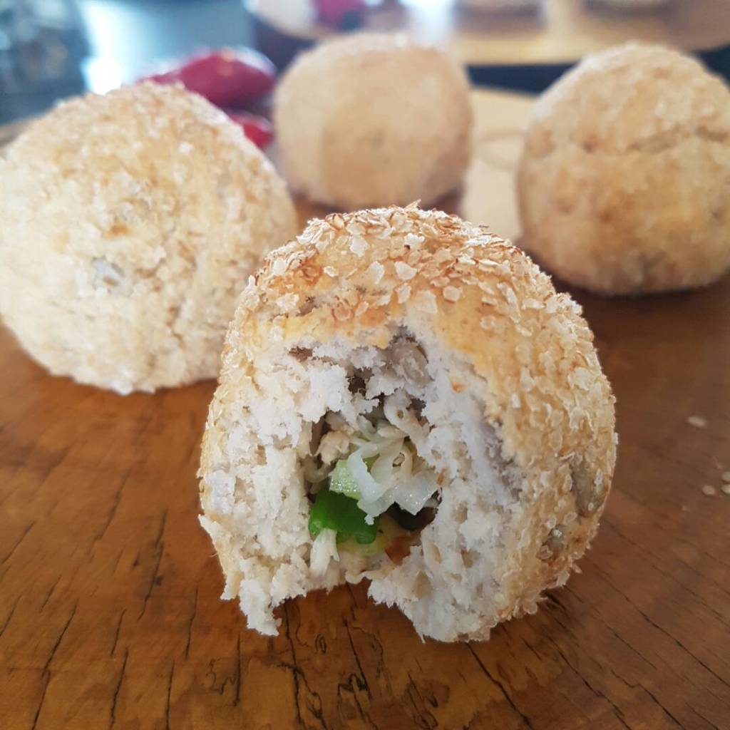 Bolinho salgado proteico de frango com alho-poró