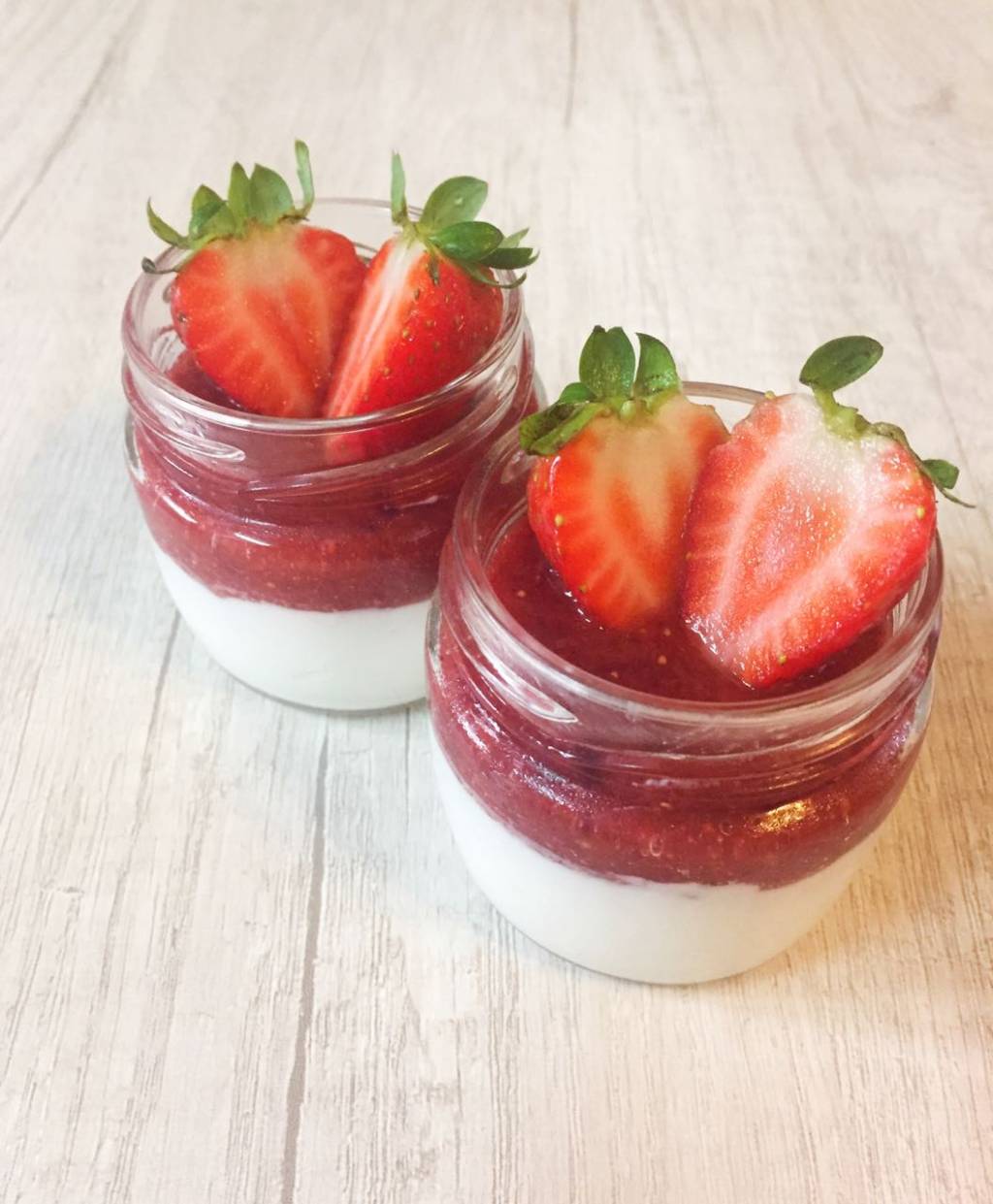 Panacota de iogurte low carb com calda de morango