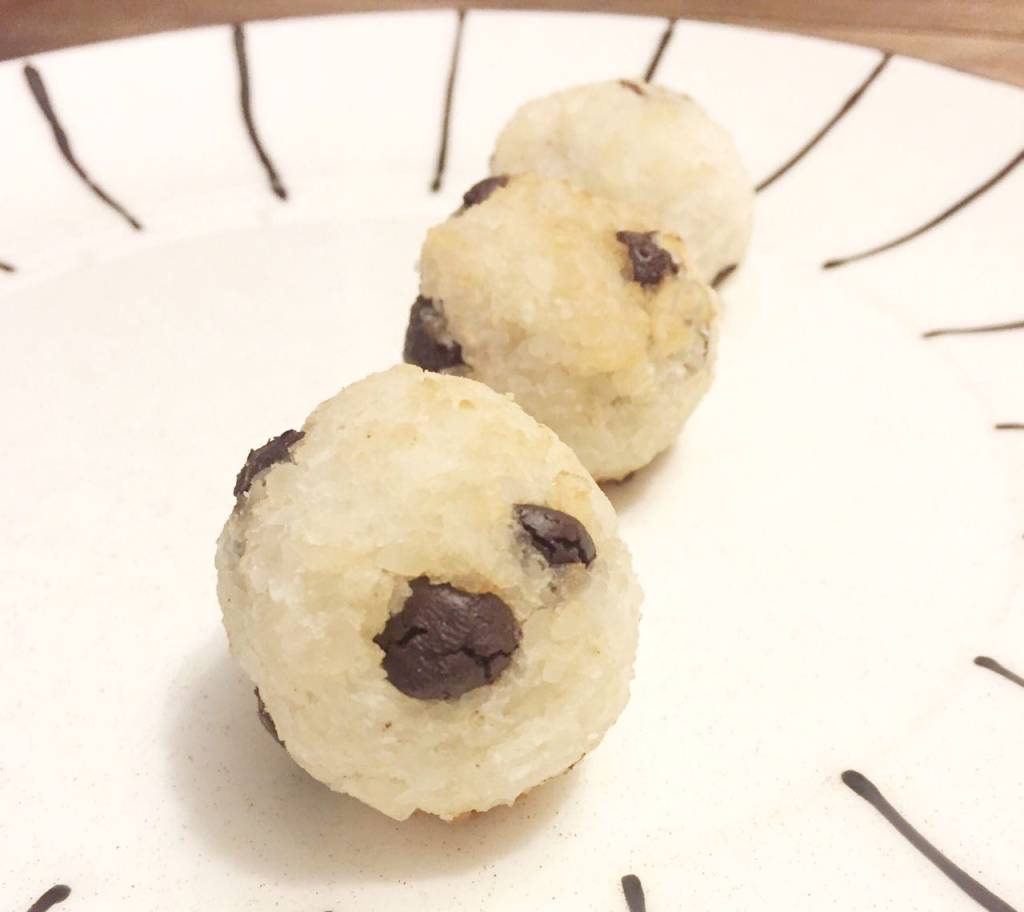 Bolinhas proteicas de coco e cacau
