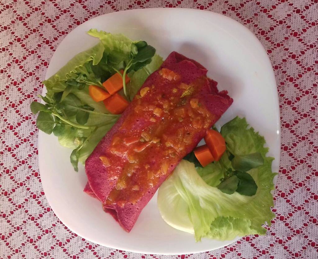 Panqueca de beterraba com recheio de frango
