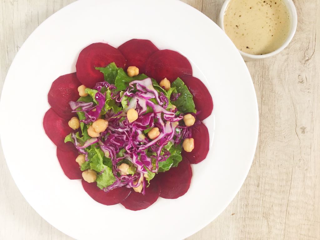 Salada de carpaccio de beterraba e grão-de-bico com molho tahine
