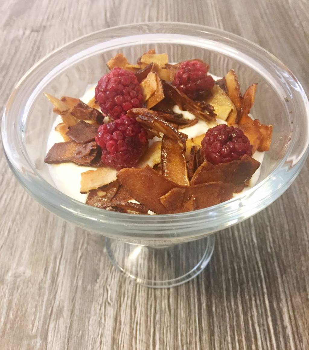 Coco em fitas caramelizado