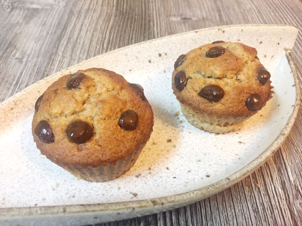 Muffin de banana com gotas de chocolate