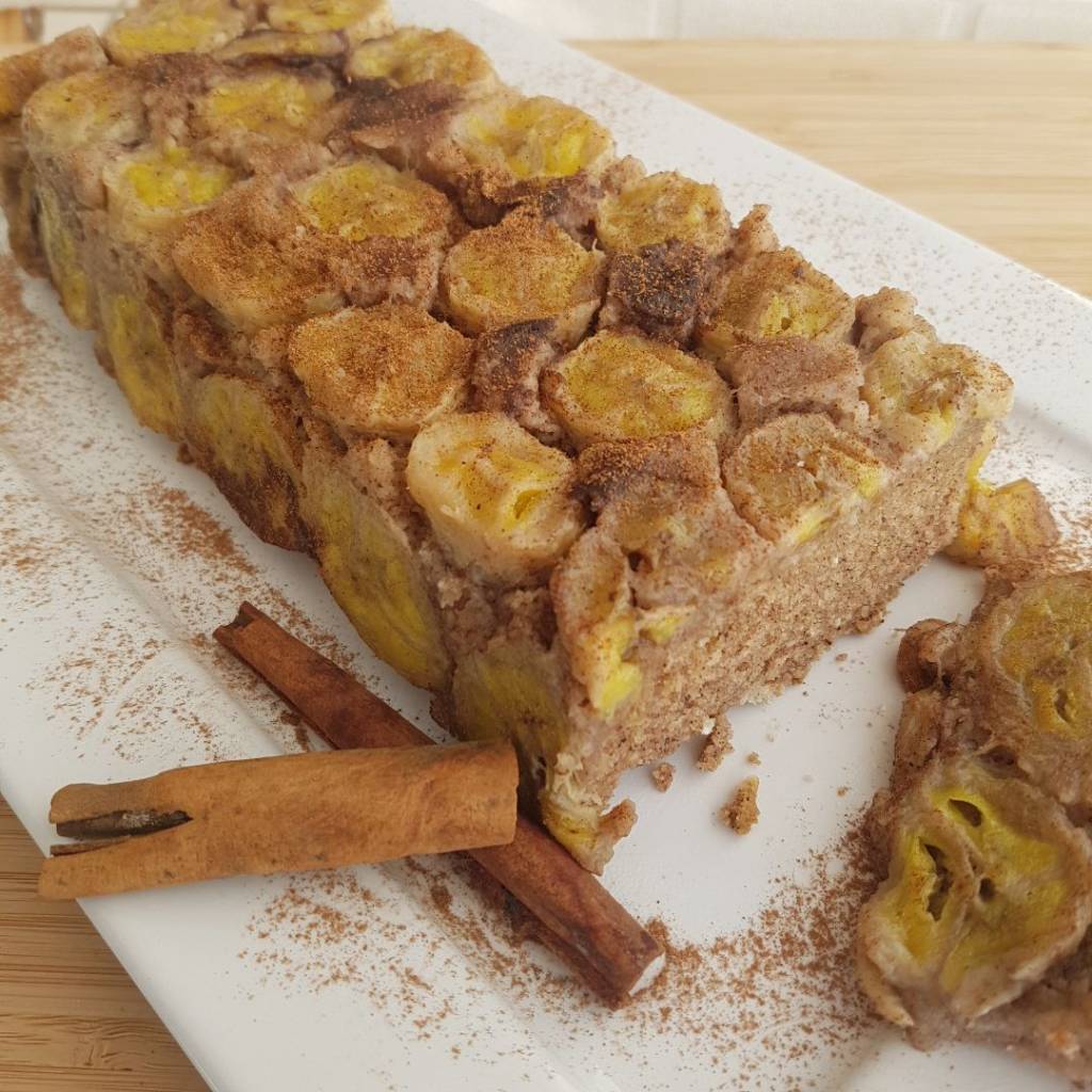 Bolo de banana invertido saudável