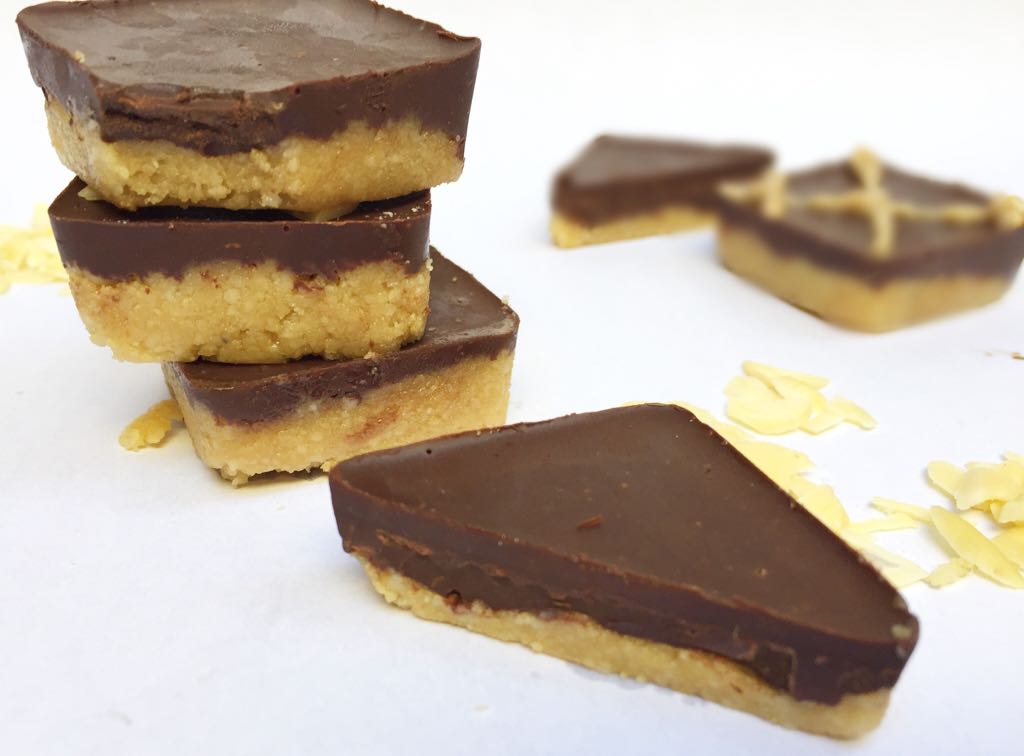 Biscoito cru de amêndoas e chocolate
