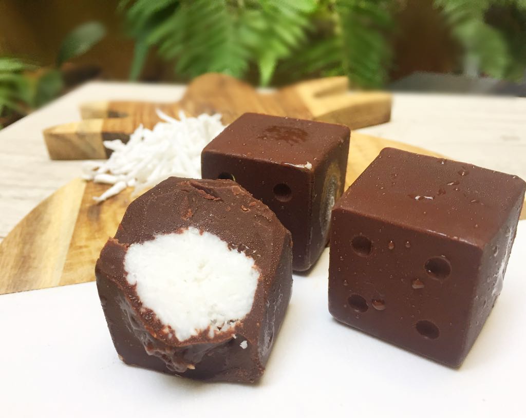 Dadinho de chocolate recheado com coco
