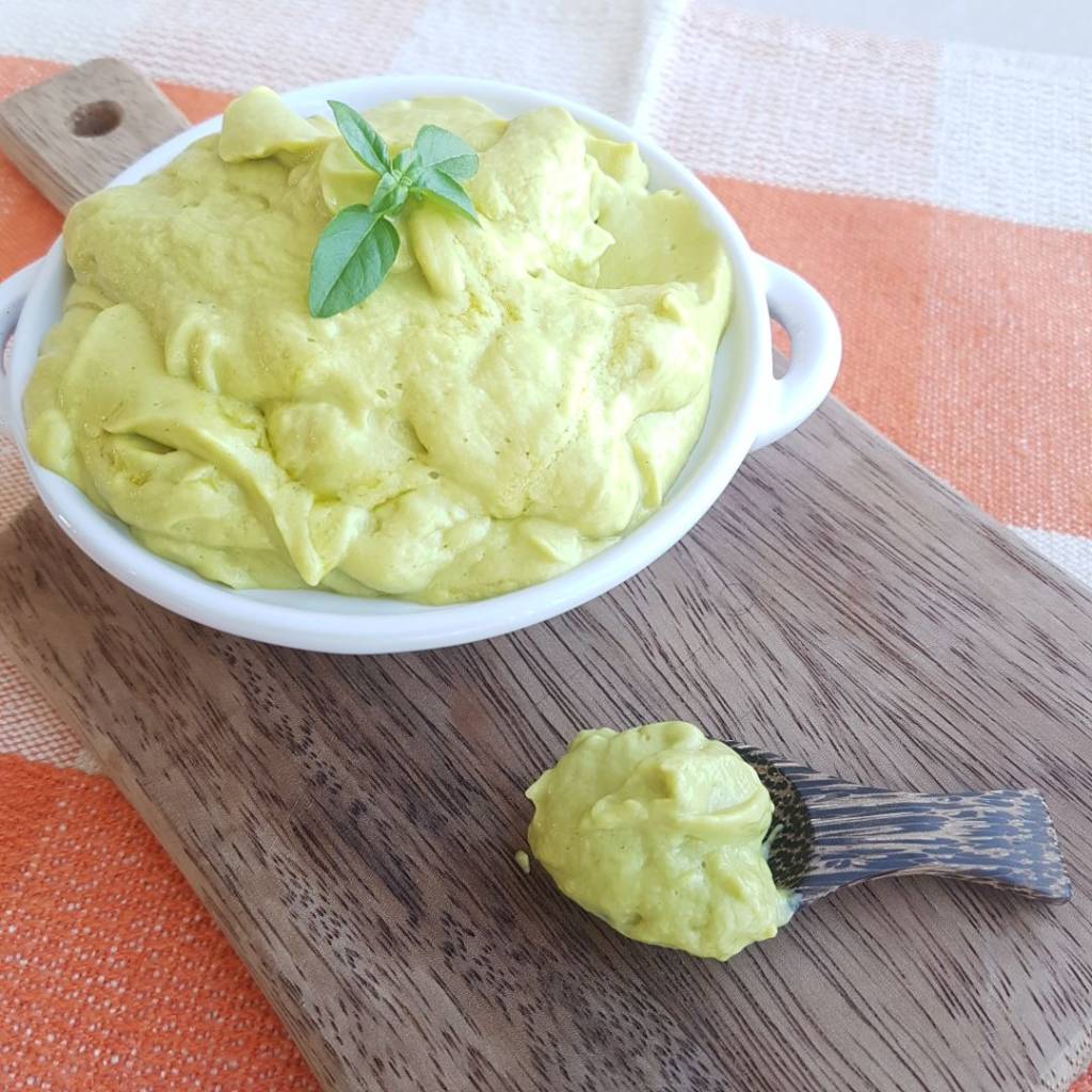 Maionese de abacate com molho pesto