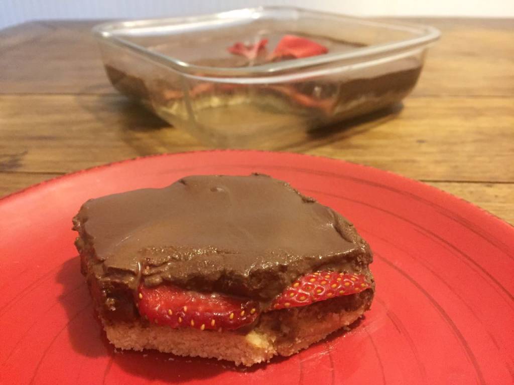 Pavê saudável de morango com chocolate