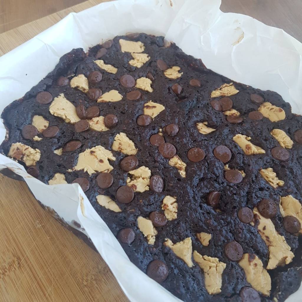 Brownie saudável de chocolate e pasta de amendoim