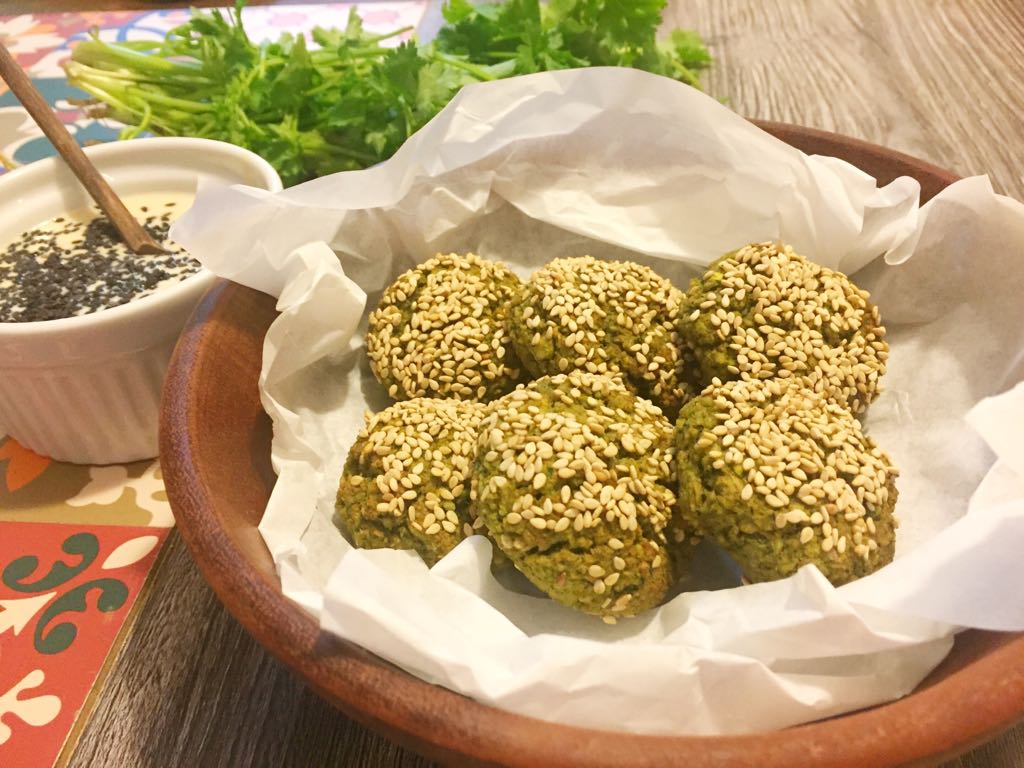 Falafel assado de lentilha com molho tahine