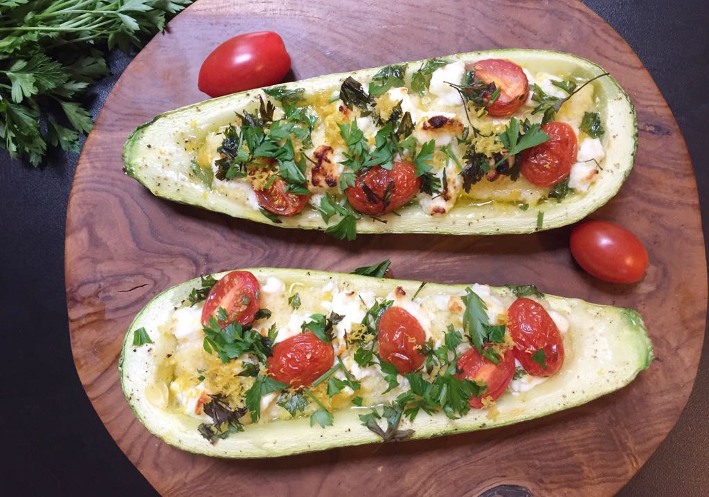 Abobrinha recheada com painço e queijo de cabra