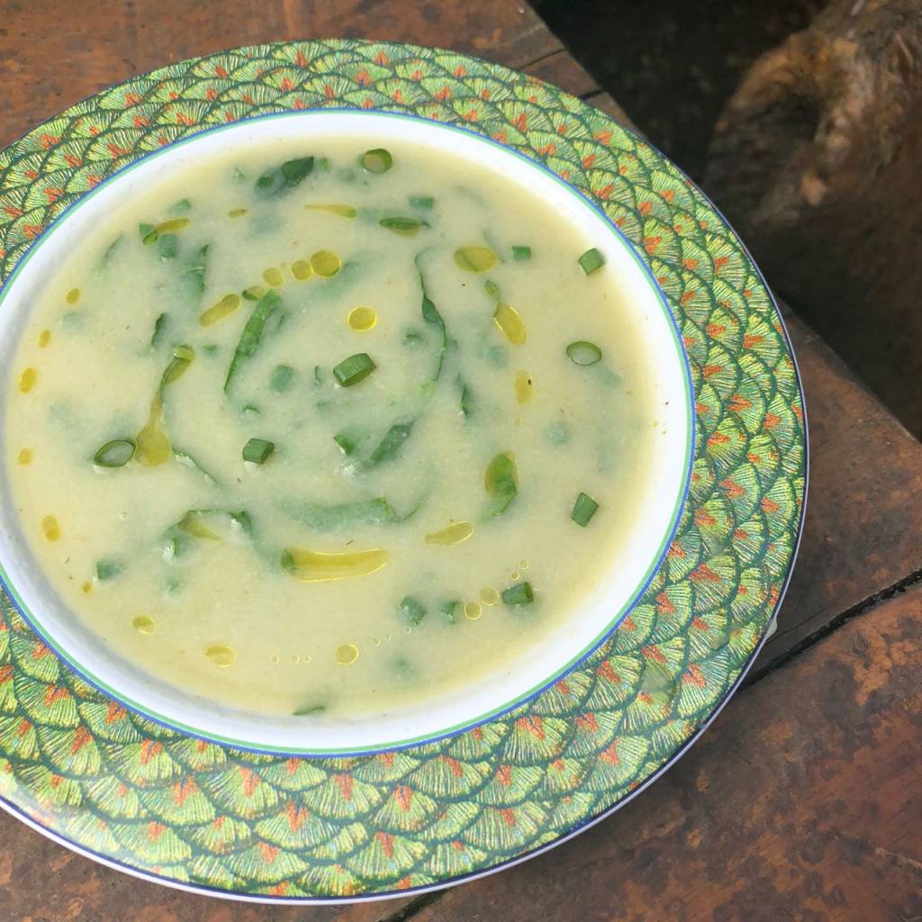 Creme low carb de couve-flor com alho-poró