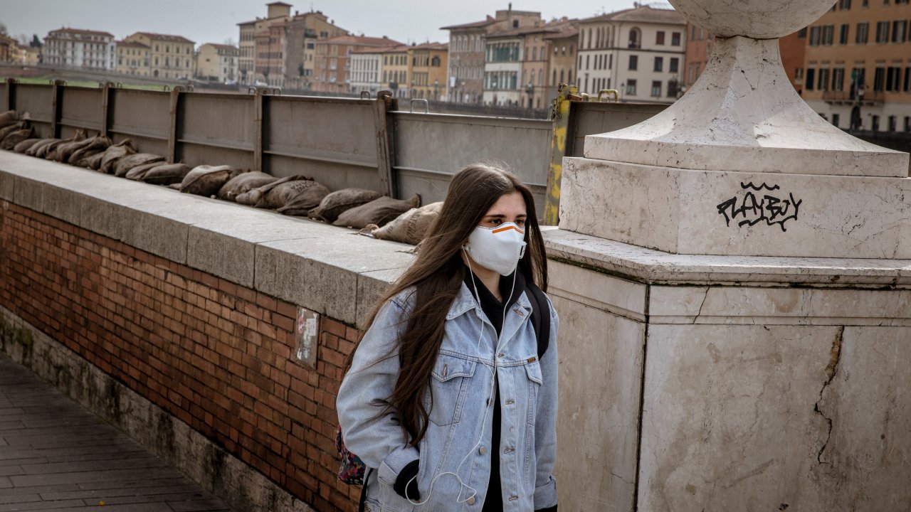 Mulher usando máscara no centro de Pisa, Itália