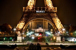Torre Eiffel homenageia médicos