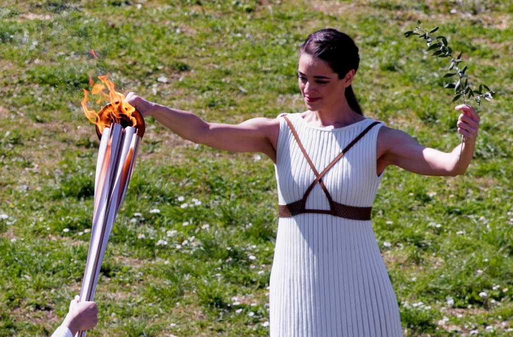 Chama olímpica sendo acesa na Grécia