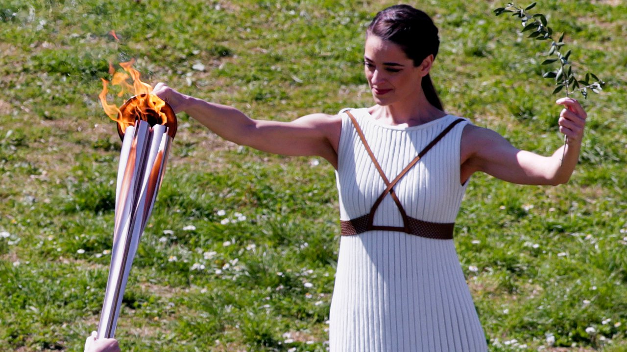 Chama olímpica sendo acesa na Grécia