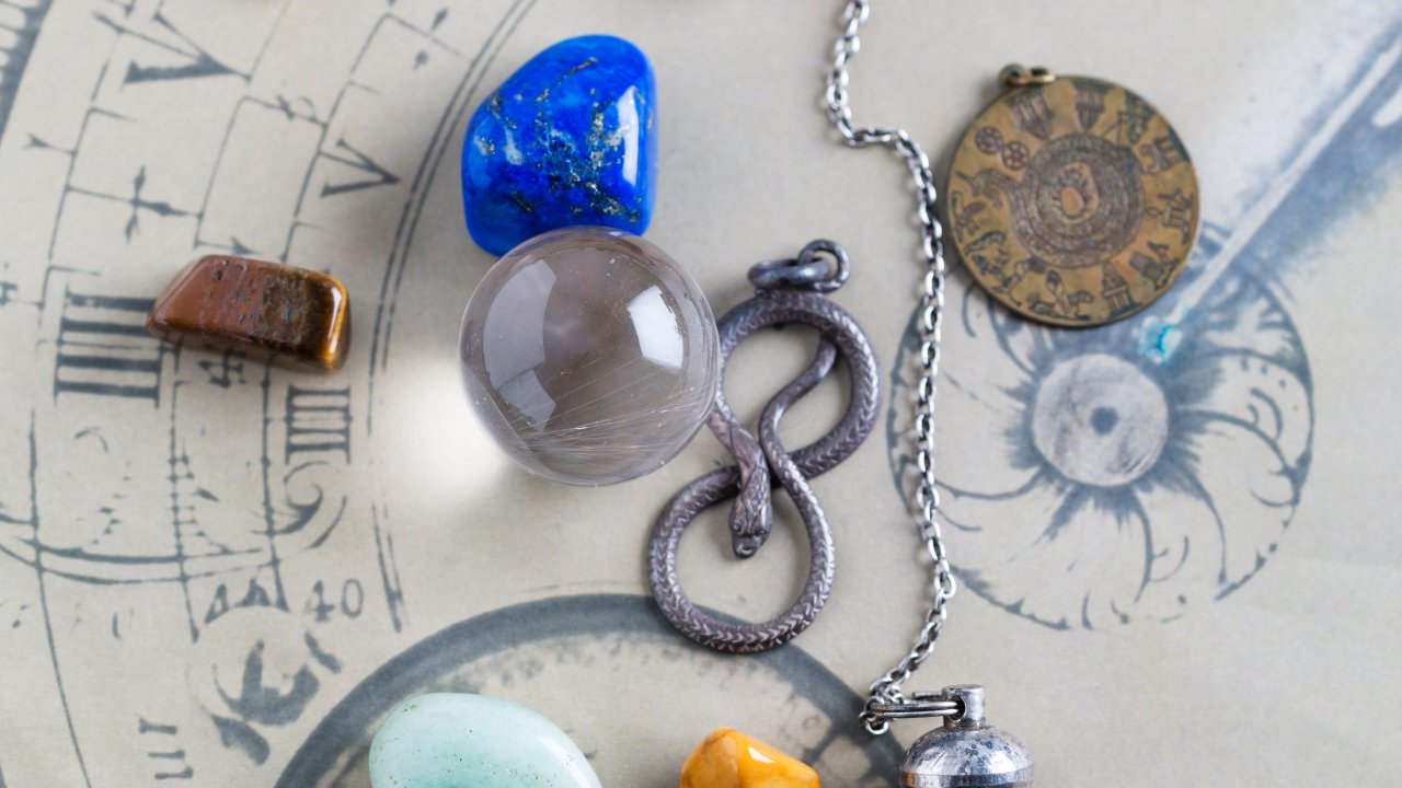 Pedras e amuletos místicos colocados em cima de um mapa astral