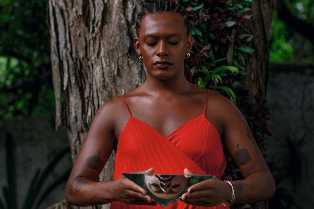 Liniker elege 3 álbuns para ouvir e fazer um mergulho interior