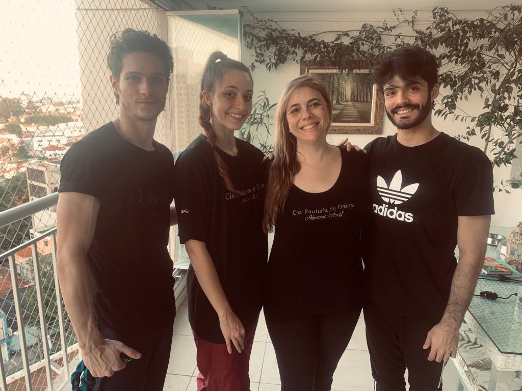 A diretora Adriana Assaf é dona de escola em São Paulo. Ao lado dos professores e coreógrafos da escola Marcos Silva, Paulo Vinicius e Larissa Luna. A diretora Adriana Assaf é dona de escola em São Paulo. Ao lado dos professores e coreógrafos da escola Marcos Silva, Paulo Vinicius e Larissa Luna.