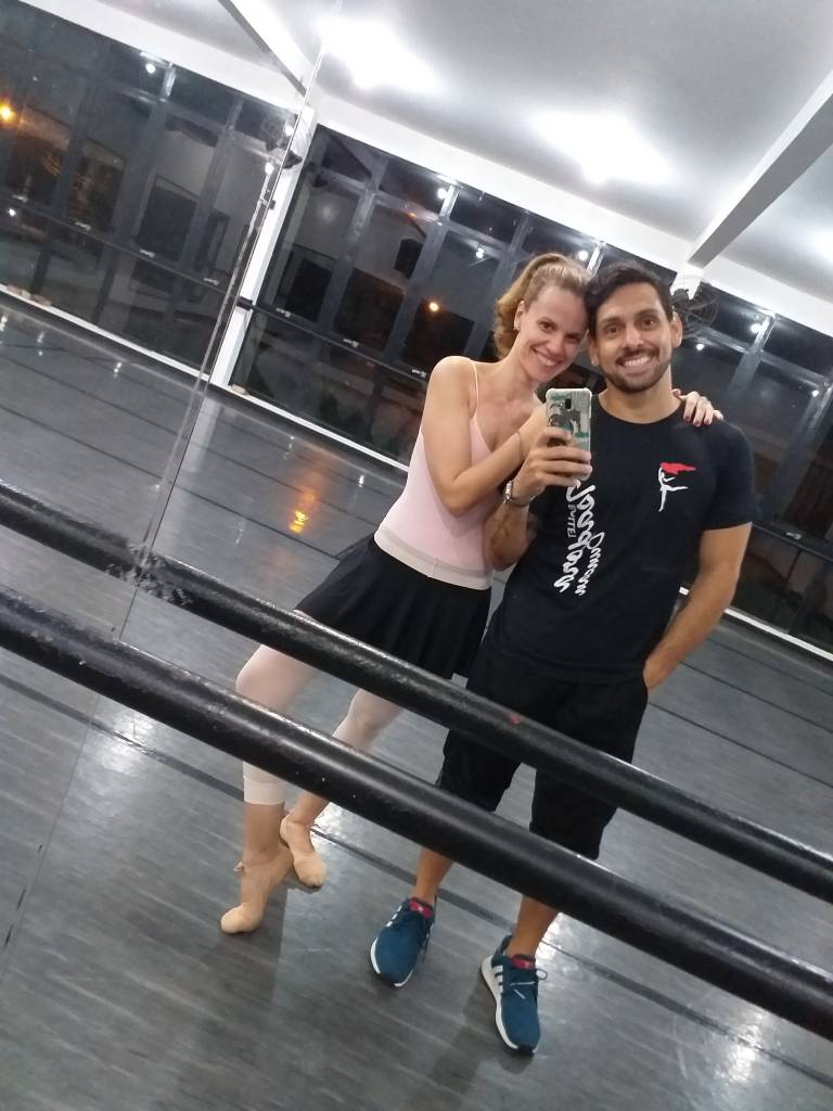 Luan Rattacaso ao lado da jornalista Flavia Viana – Aulas online Luan Rattacaso ao lado da jornalista Flavia Viana – Aulas online