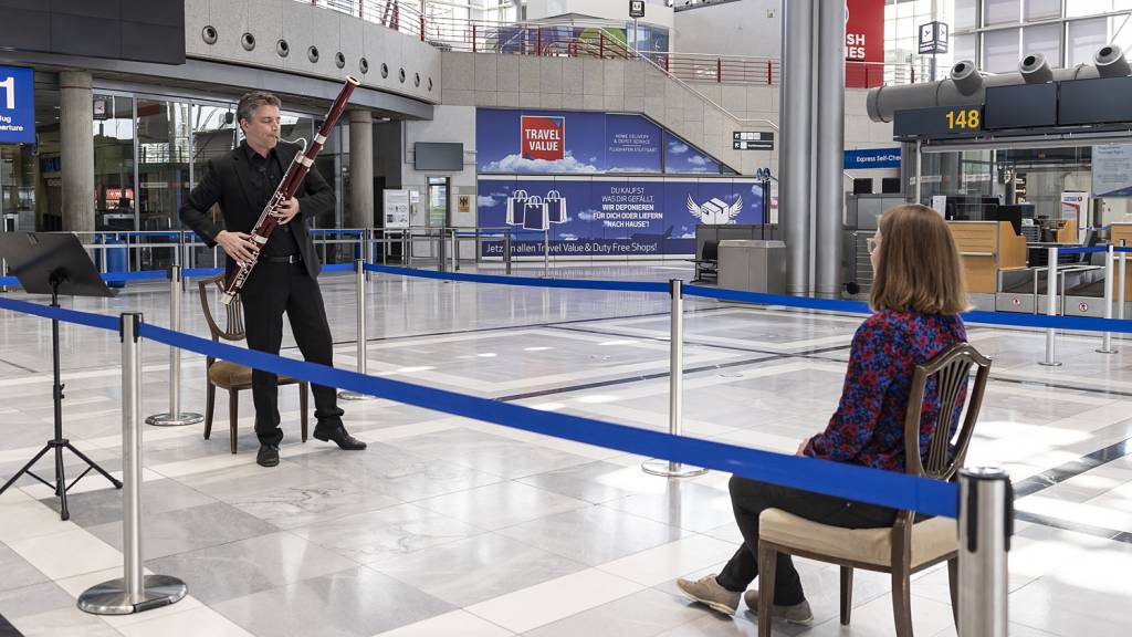 Concertos individuais fazem sucesso em aeroporto da Alemanha