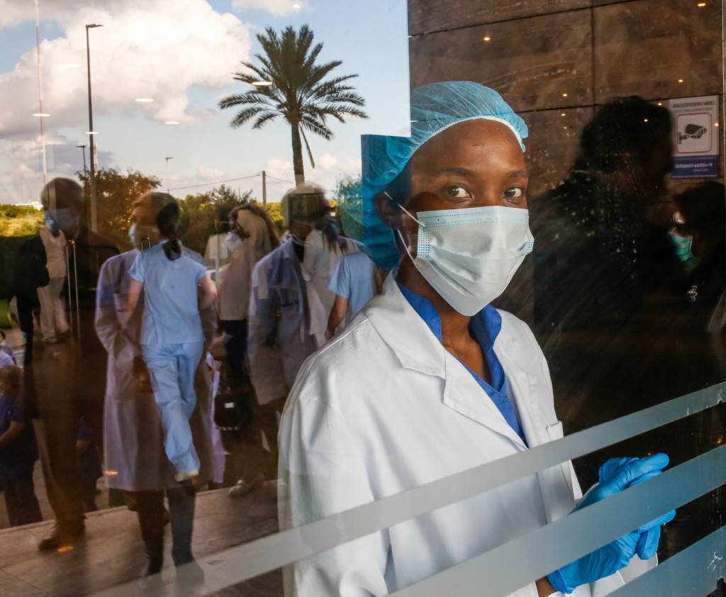 Quem ajuda aqueles que estão lutando para salvar vidas?