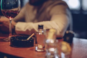 Consumo de bebida alcoólica e cigarros aumentou com o isolamento social