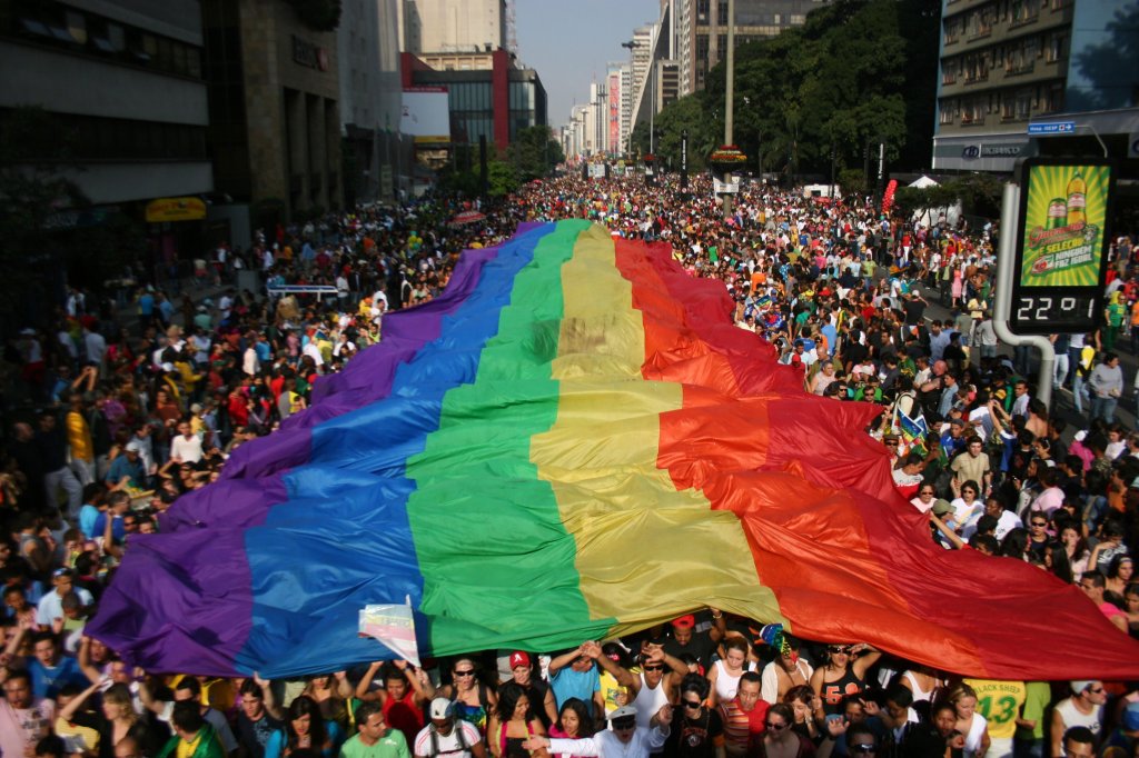 Bandeirão sobre o público na Parada do Orgulho LGBT de São Paulo