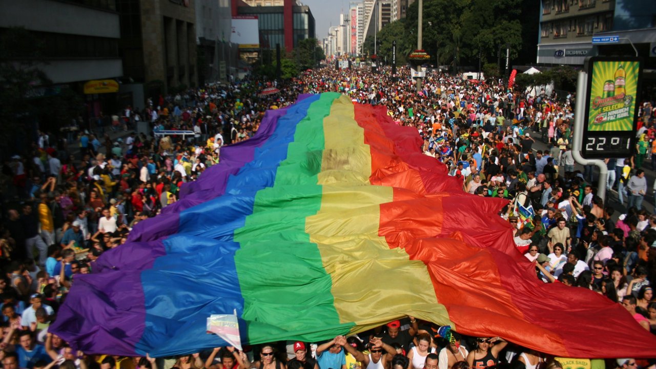 Bandeirão sobre o público na Parada do Orgulho LGBT de São Paulo
