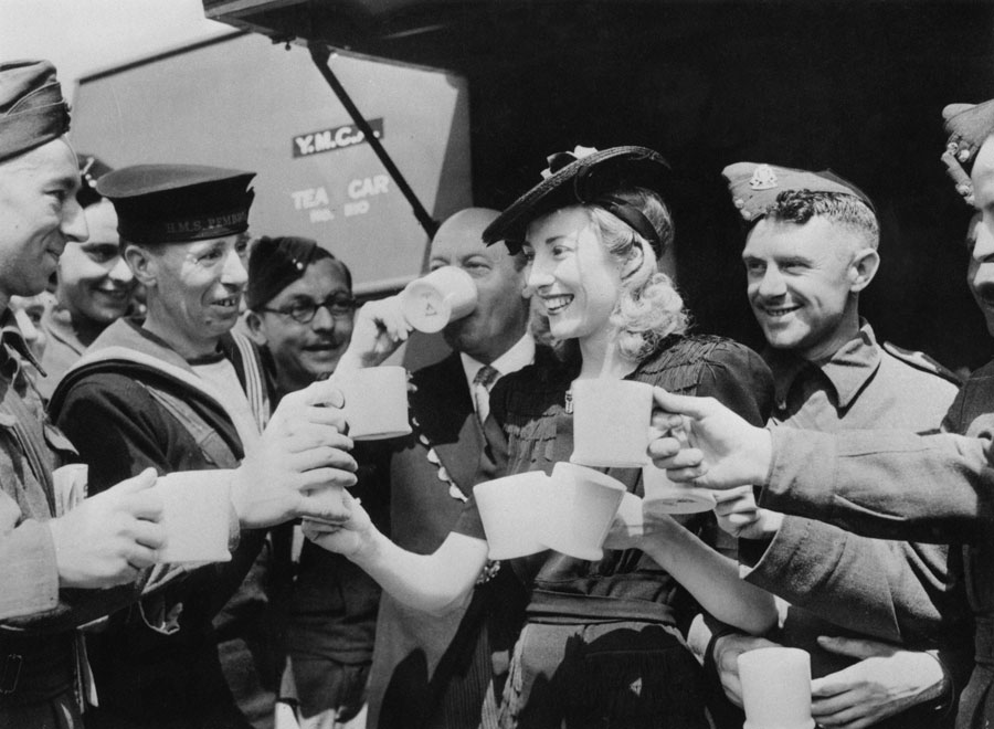 Vera Lynn e soldados britânicos Vera Lynn e soldados britânicos