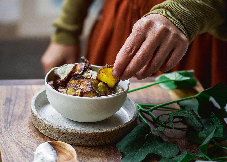 Chips de batata-doce com molho de ervas