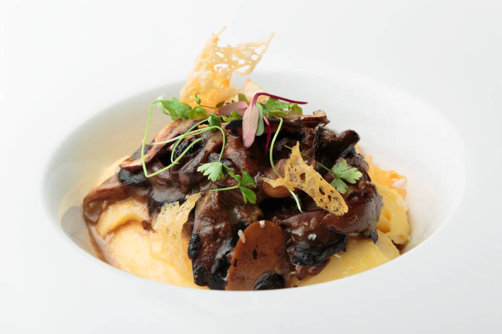 Polenta cremosa com gema mole escondida e ragu de cogumelos
