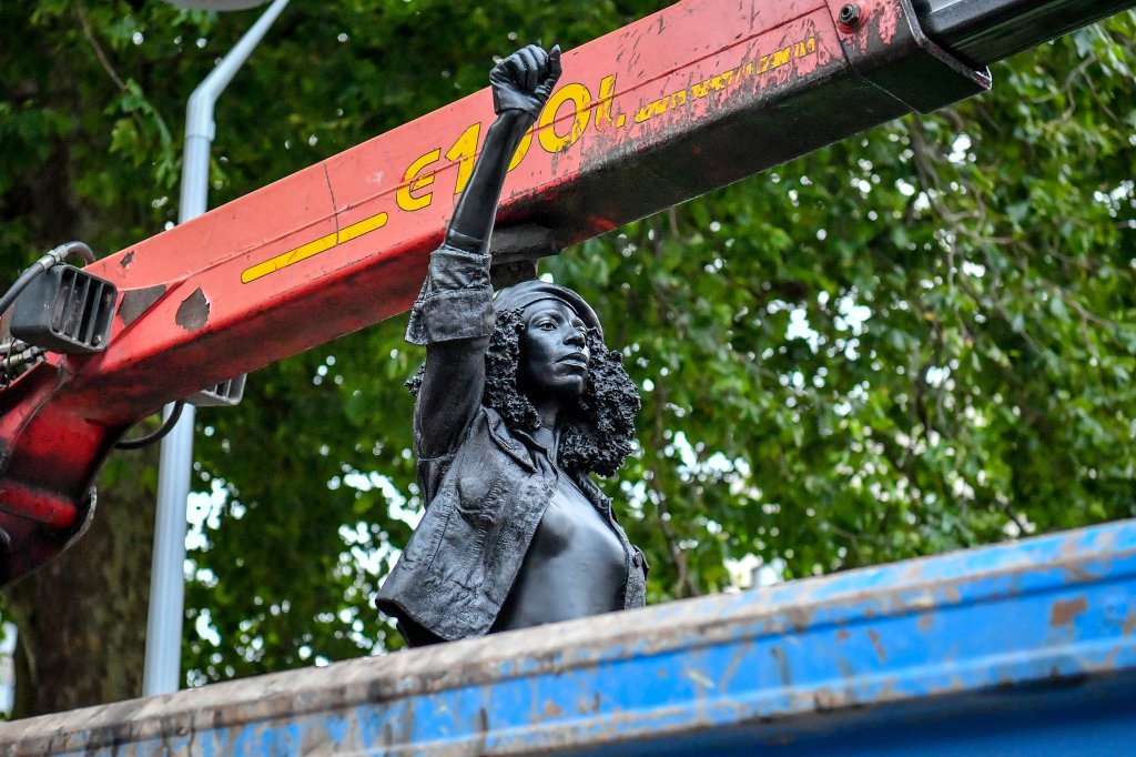 Estátua de ativista negra é removida por um guindaste