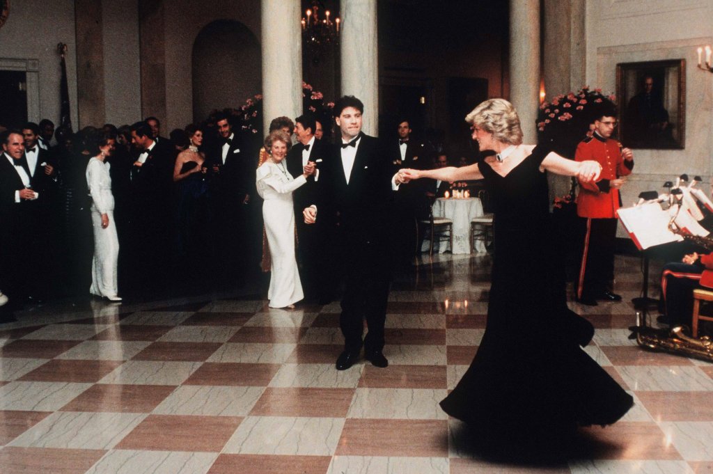Princesa Diana e John Travolta protagonizam dança icônica.