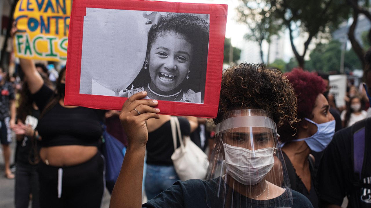 No cartaz, foto da garota Ágatha Félix, 8 anos. Ela foi uma das vítimas de operações policiais no RJ .