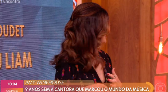 Fátima Bernardes faz penteado à cantora Amy Winehouse Fátima Bernardes faz penteado à cantora Amy Winehouse