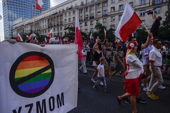 Manifestantes contra os direitos LGBT durante comemoração dos 76 anos da Revolta de Varsóvia, na Polônia