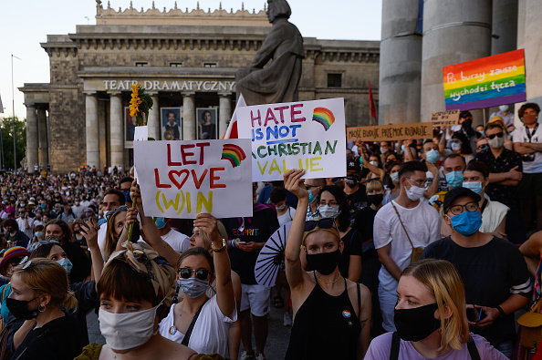 Manifestantes em protesto pelos direitos LGBT em Varsóvia, na Polônia