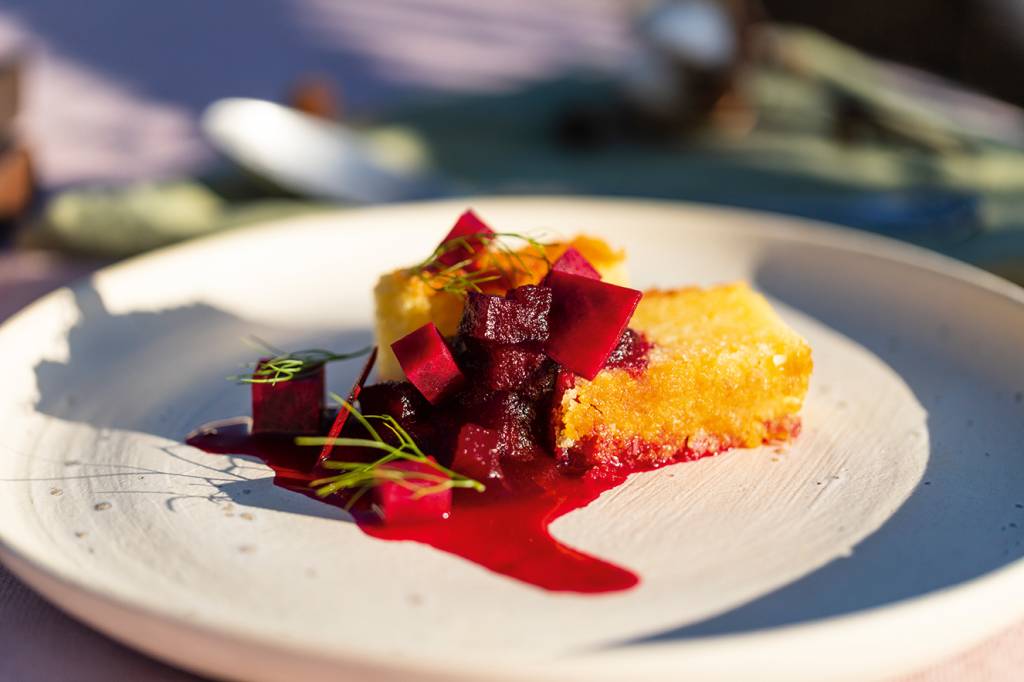 Bolo de mandioca com picles e coulis de beterraba Thamires Gomes