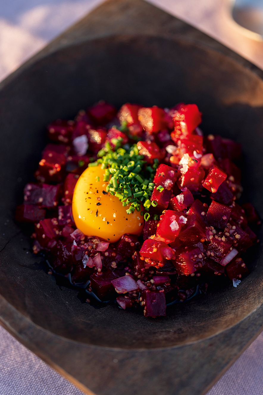 Tartare de beterraba Com cores vibrantes, esse menu prova que o inverno não precisa ser cinza